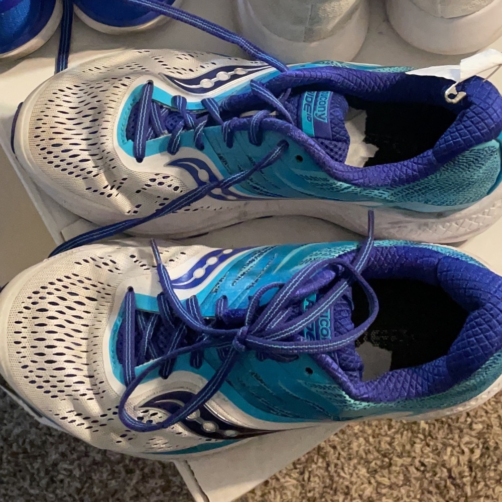 Size 8.5 saucony track running shoes. Worn